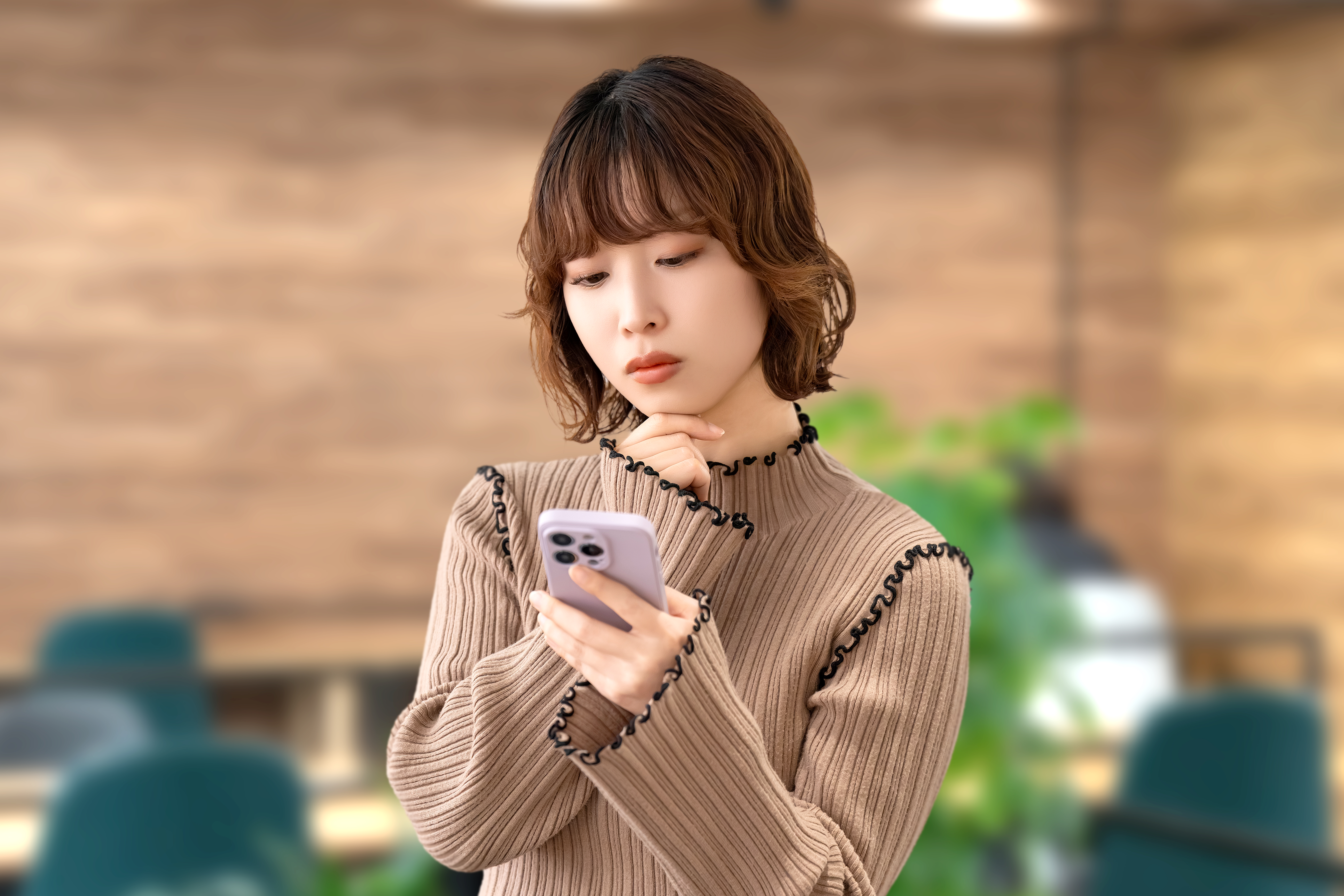 スマホを持っている女性